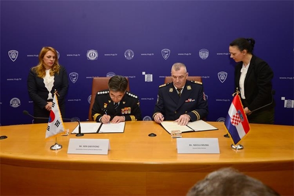 Signing MOU 