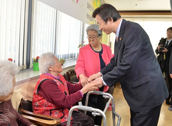 장관, 일본군 위안부 피해자 시설(나눔의 집) 방문 