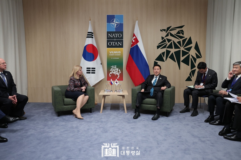 윤석열 대통령, 슬로바키아 대통령과 약식회담