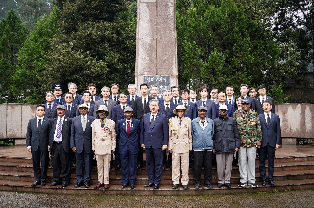 박진 장관, 에티오피아 한국전 참전용사기념비 단체 참배